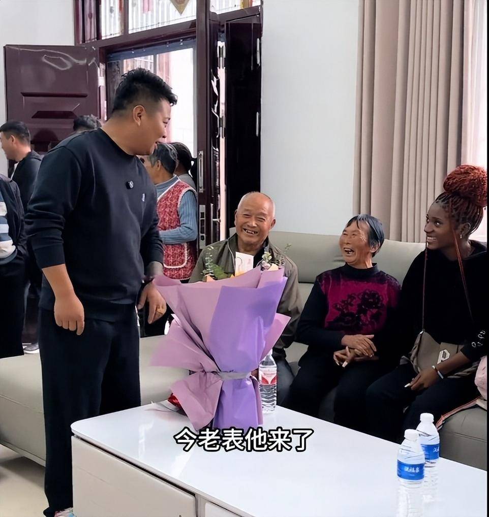 安吉娜妈妈和女儿来中国,老表像个局外人,网友质疑两人难长久