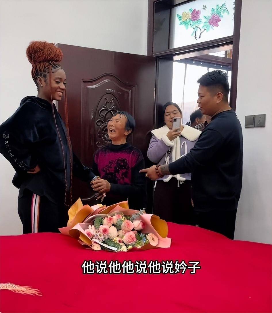 安吉娜妈妈和女儿来中国,老表像个局外人,网友质疑两人难长久