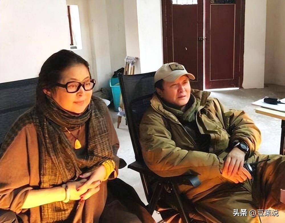 "平民导演"杨亚洲:离异后娶倪萍,偏爱继子亲生儿子嫉妒吗?