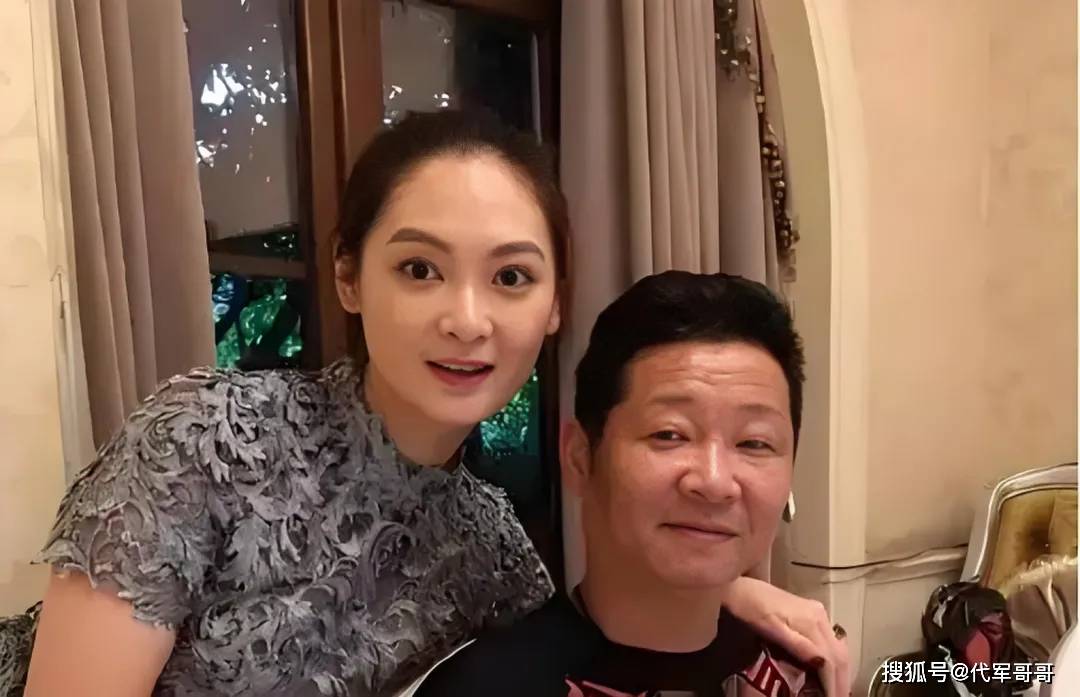 “三德子”养鸡身价上亿，娶小15岁模特娇妻