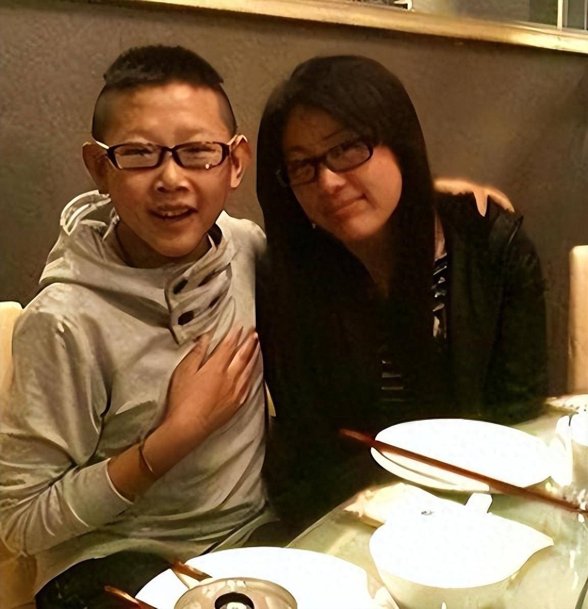 演员侯祥:9岁停止发育,36岁身高不到1米6,和妻子同框像母子_少年_赵寅
