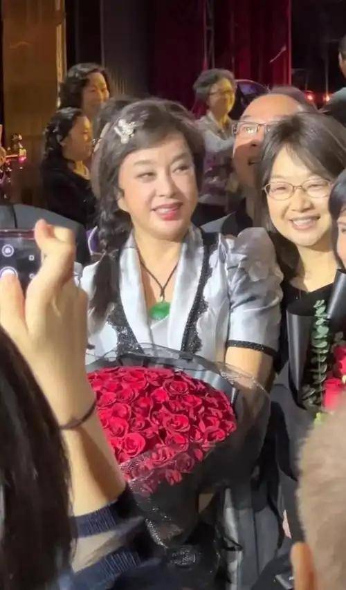 74岁刘晓庆戴上亿玉镯庆生,整容后遗症明显,磨皮磨得跟18岁一样