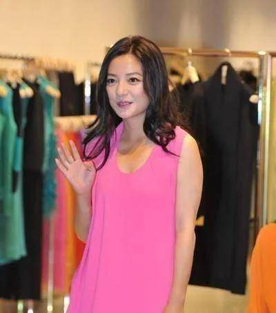 48岁赵薇现状:发福像大妈,哥哥离婚,父亲和公公去世