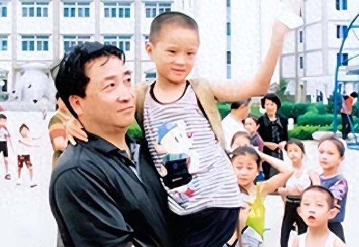 74岁姜昆现状：与妻子成兄妹，继子让他落泪，愧对大龄单身女儿_李静民_姜珊_生活