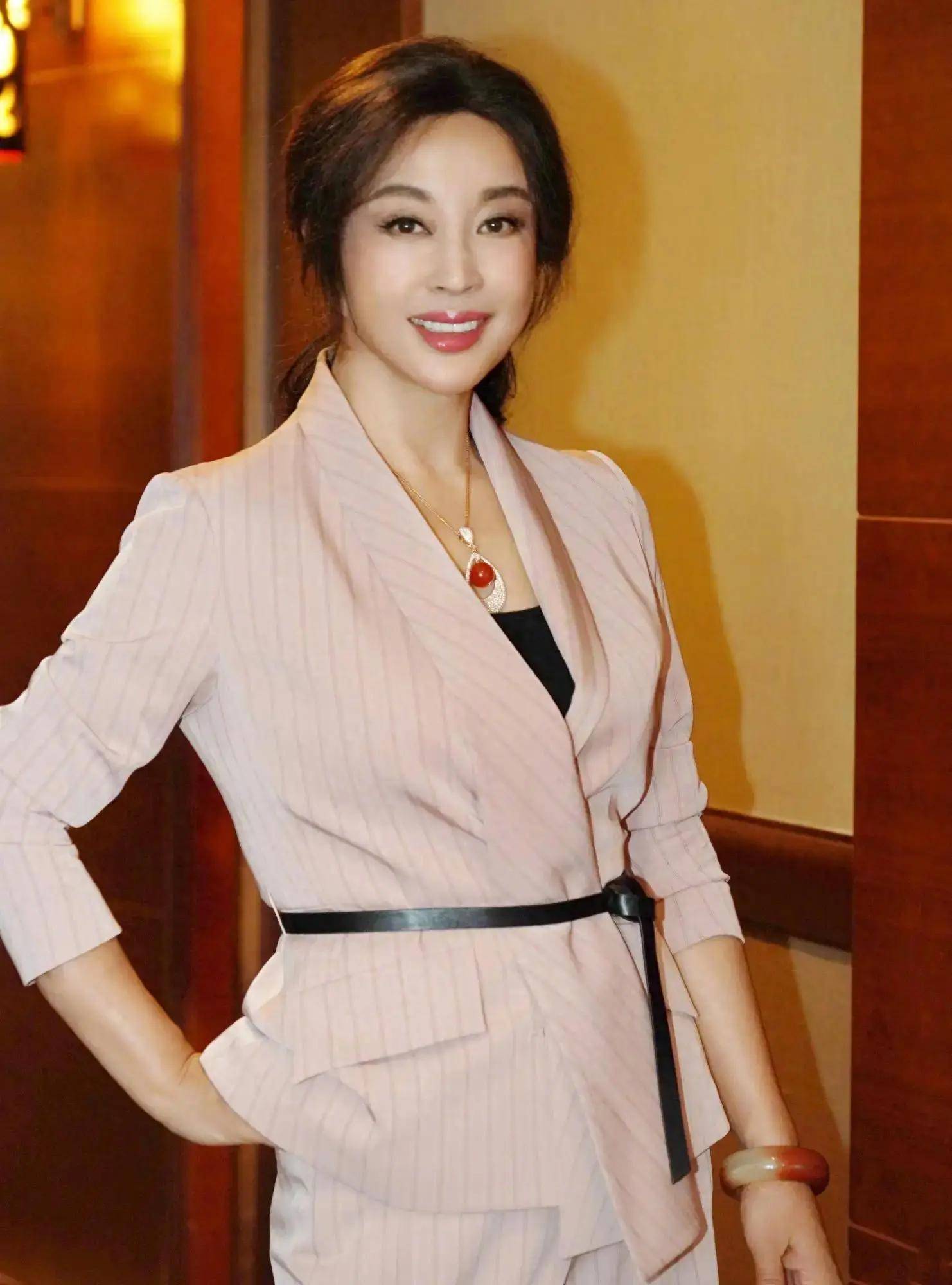 刘晓庆晒74岁生日照,脸蛋光滑如少女,网友:她的耳朵怎么那么长