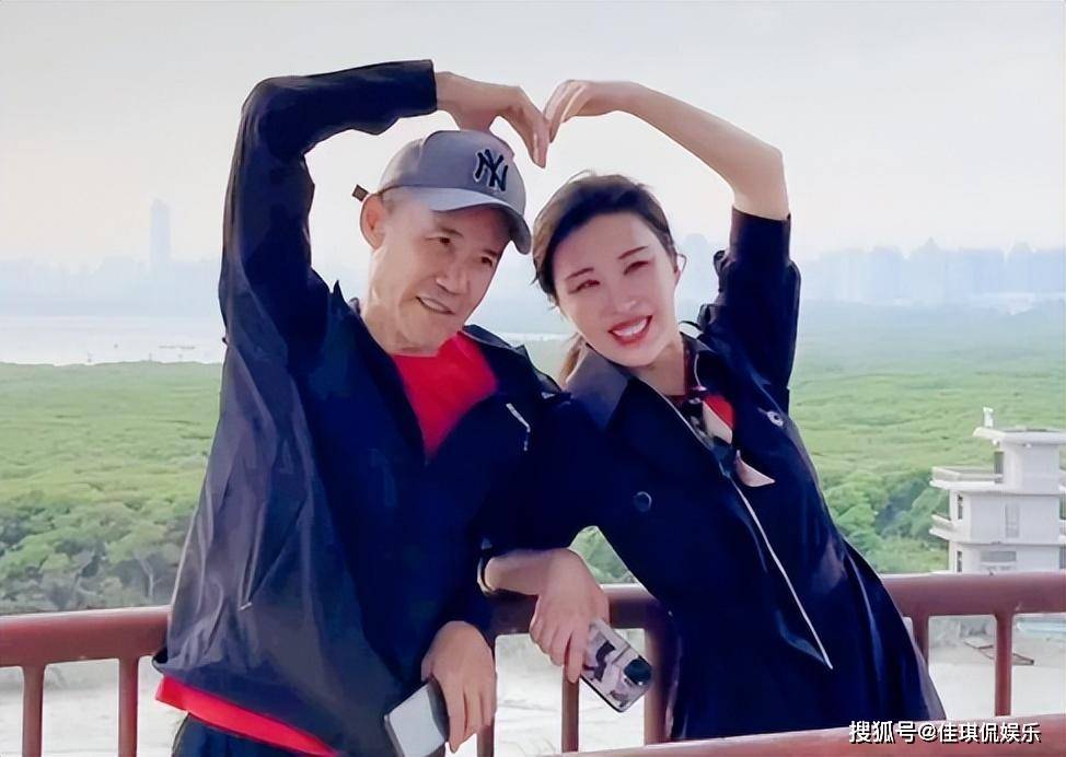 王石田朴珺亮相广州车展,73岁王石像小跟班,43岁田朴珺气质优雅