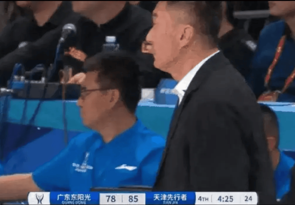 不慎与追防的拉维特发生了身体接触,拉维特的教练张庆鹏和助理教练对
