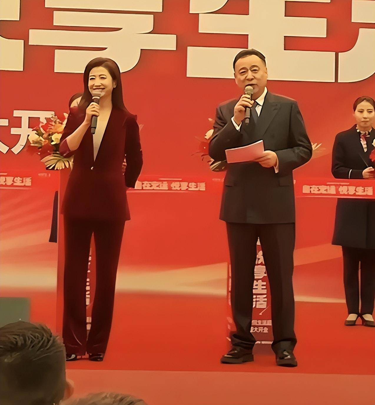 63岁张宏民现身宝鸡超市开业典礼,头发稀少两鬓斑白,看来真老了