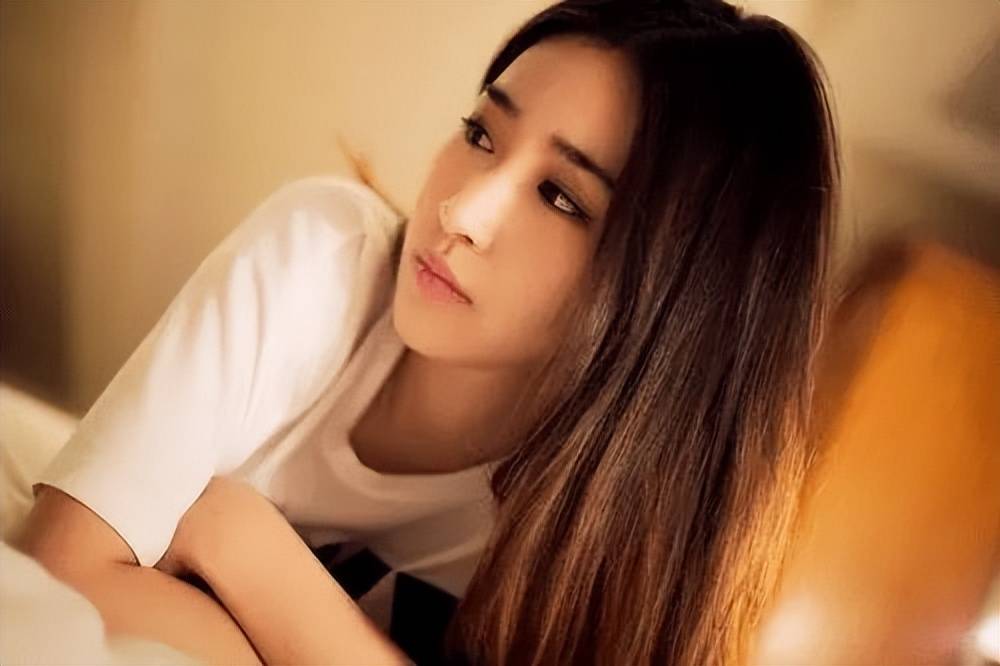 故事:男子在阳台晾衣服,余光发现女邻居在家羞羞,手机拍下后…_赵凯_张霞正_老公