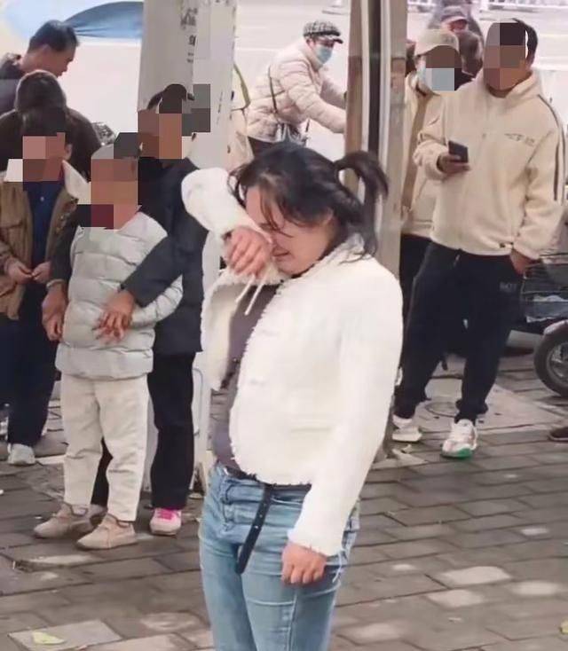 河南一女子劝阻路边大爷抽烟!一言不合就动手打人,结果悲剧了