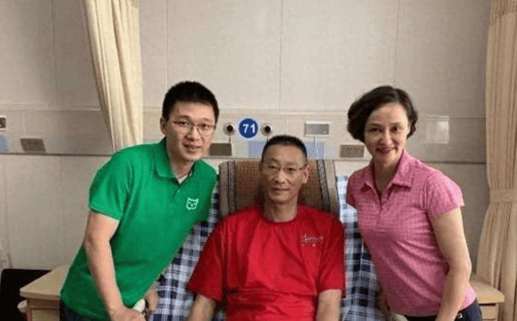 瘫痪6年男排郑亮近况:边直播边挣护工费,取名"正能亮"