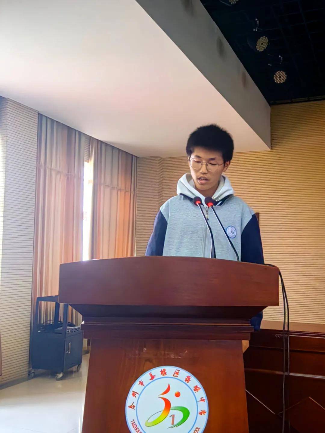 李小亮主任和张燕主任分别宣读学习标兵和进步之星名单,颁奖并与之