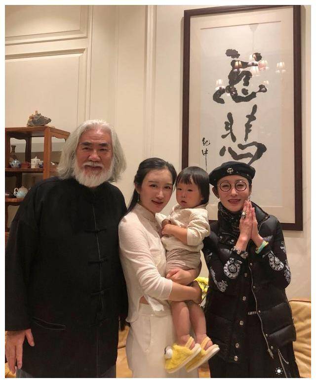 56岁张敏近照曝光,参加张纪中女儿满月宴,状态变好身材恢复健康