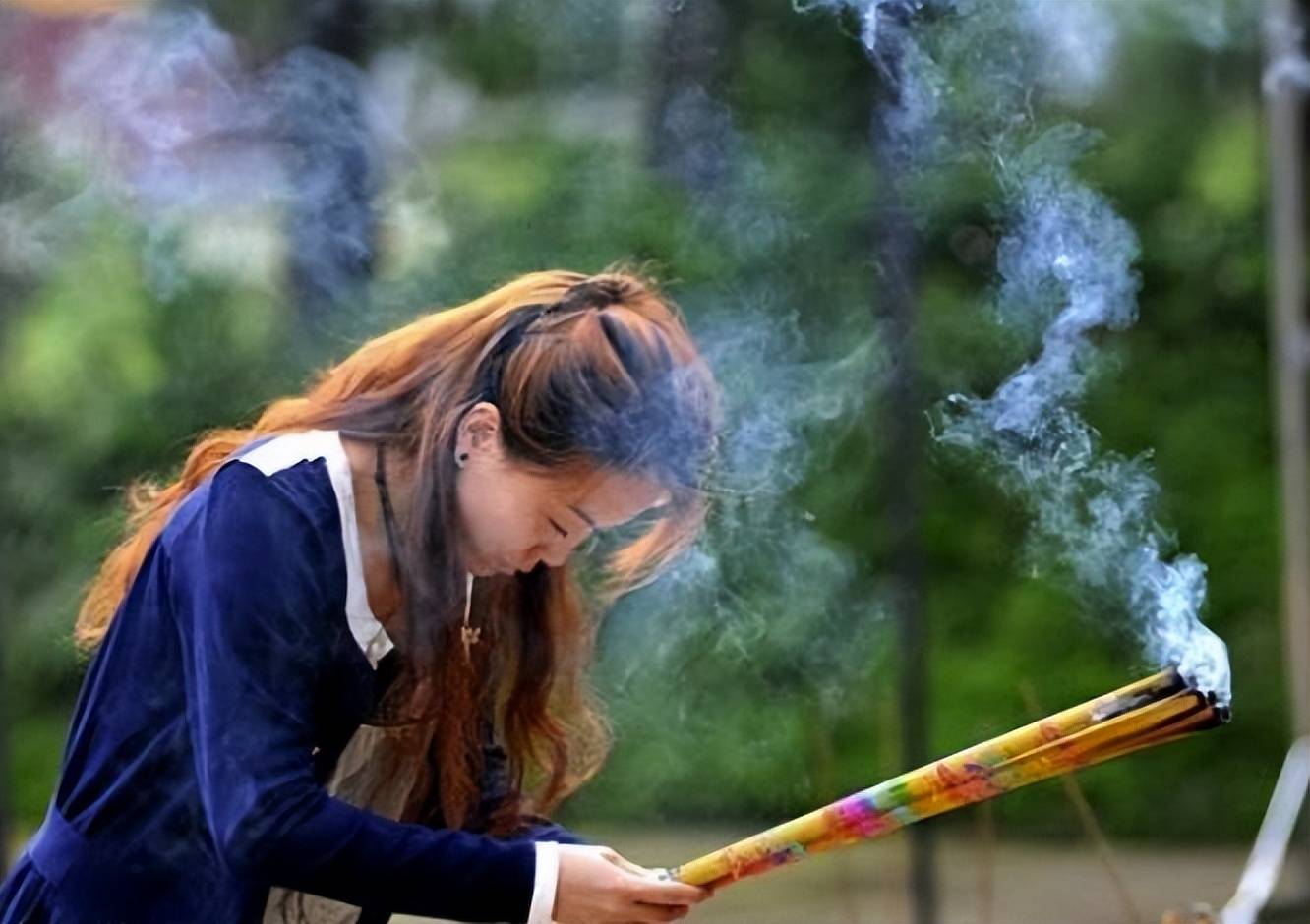 政审公示期内,考生晒烧香求好运的旅行照片,被岗二举报封建迷信