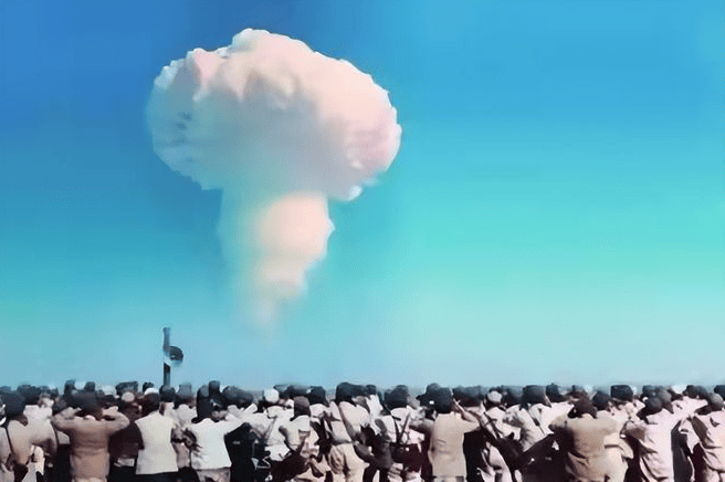 1964年中国第一颗原子弹爆炸时,世界大国都什么反应?英国最激烈