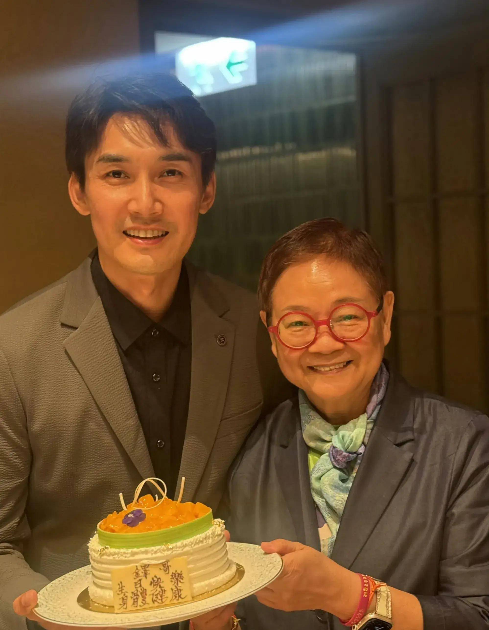 张铎提前庆祝45岁生日,陈松伶亲喂长寿面,结婚14年感情依然甜蜜