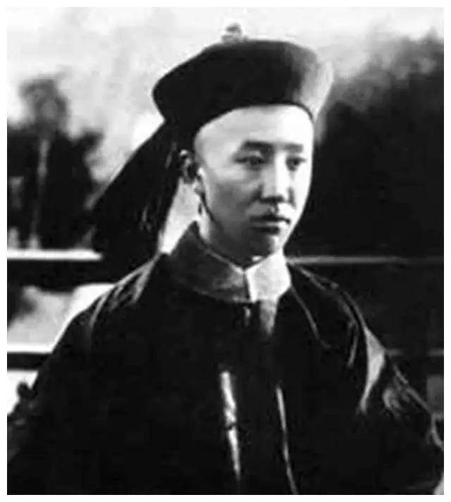 面对清朝的衰败与无望,载沣选择放弃与历史的搏斗,选择回归平静.