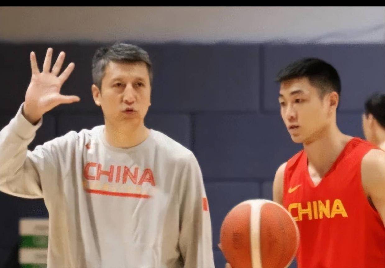 官宣！中国男篮公布12人名单，5名后卫，徐杰被淘汰，高诗岩入选