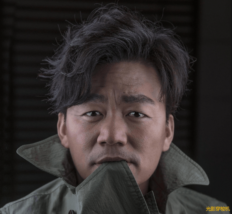 王宝强携女友与好友聚餐,乘百万豪车喝名酒,女友身材高挑不做作_冯清_