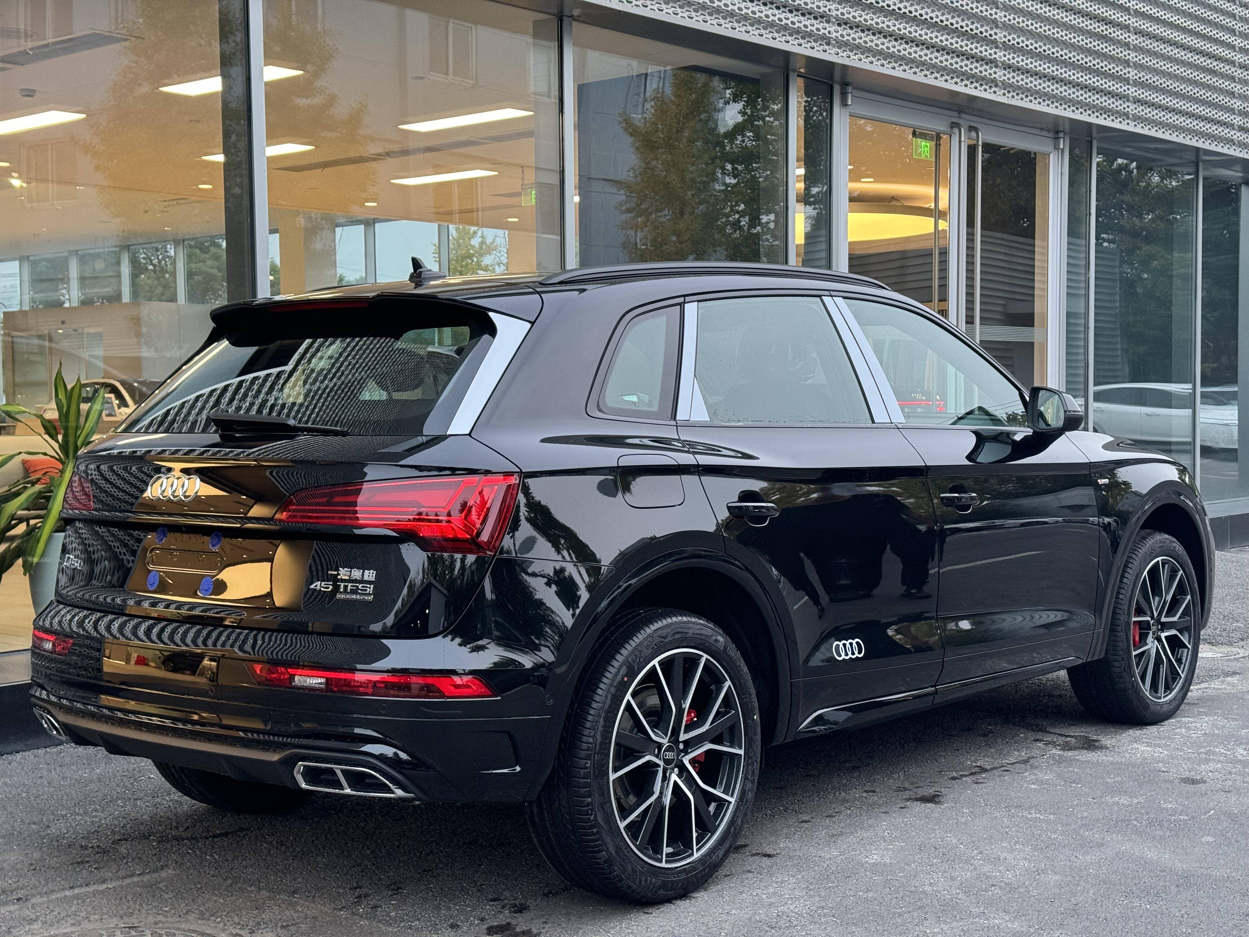 25款奥迪q5l实车到店,增logo车贴 储物盒盖板,标配30色氛围灯