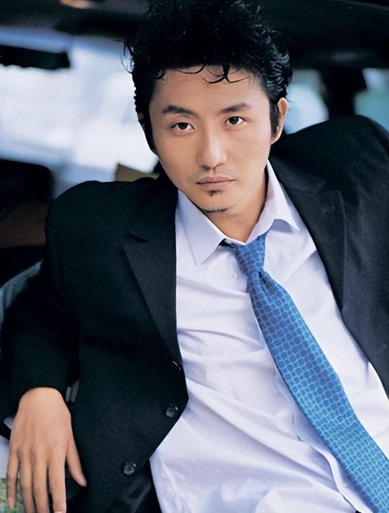 演员涂松岩:低调演戏20年,40岁娶圈外妻子,8年婚姻宠妻如宝!