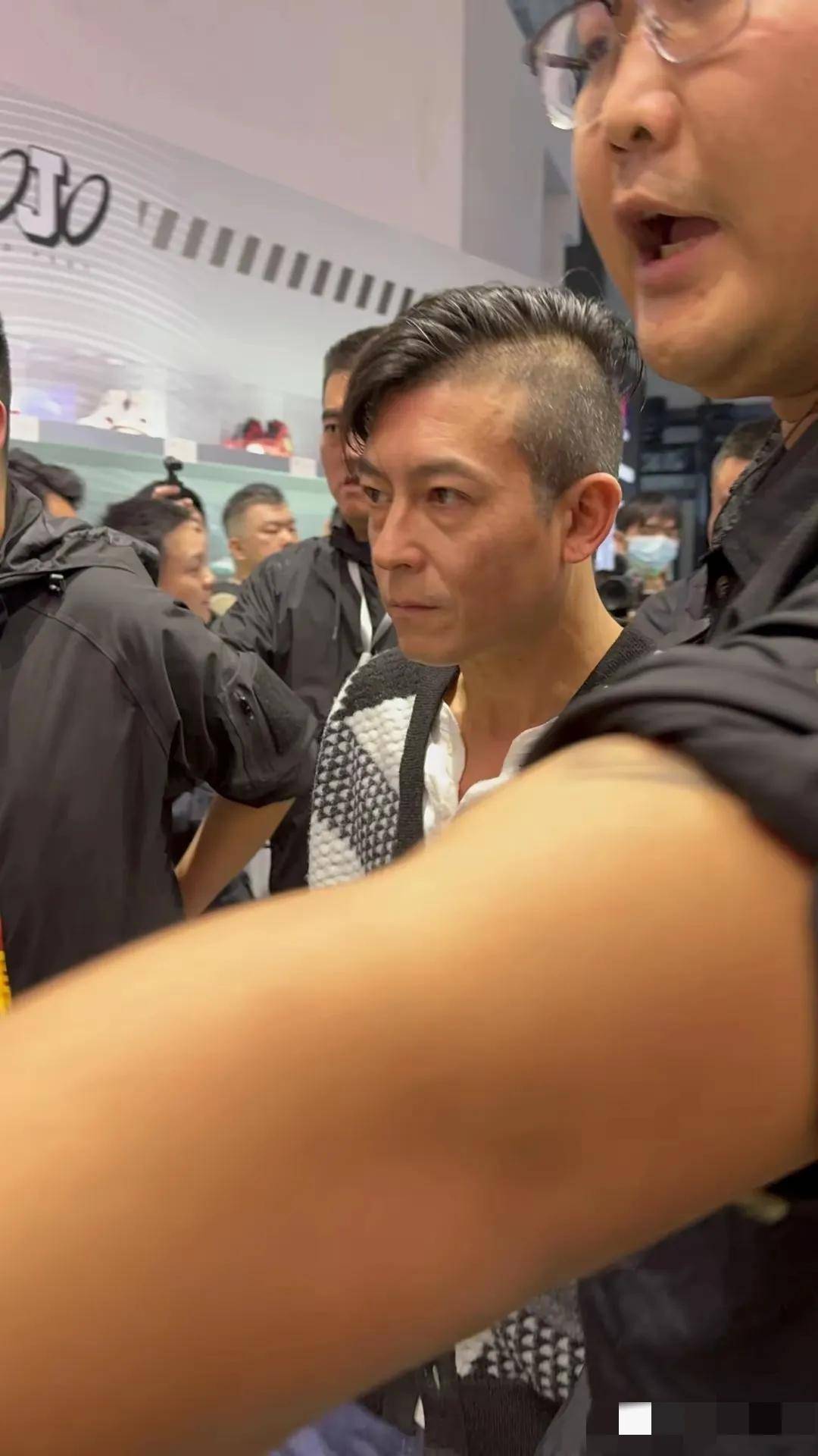 44岁陈冠希现身上海,非常热情地和粉丝们合照,精神状态好很帅
