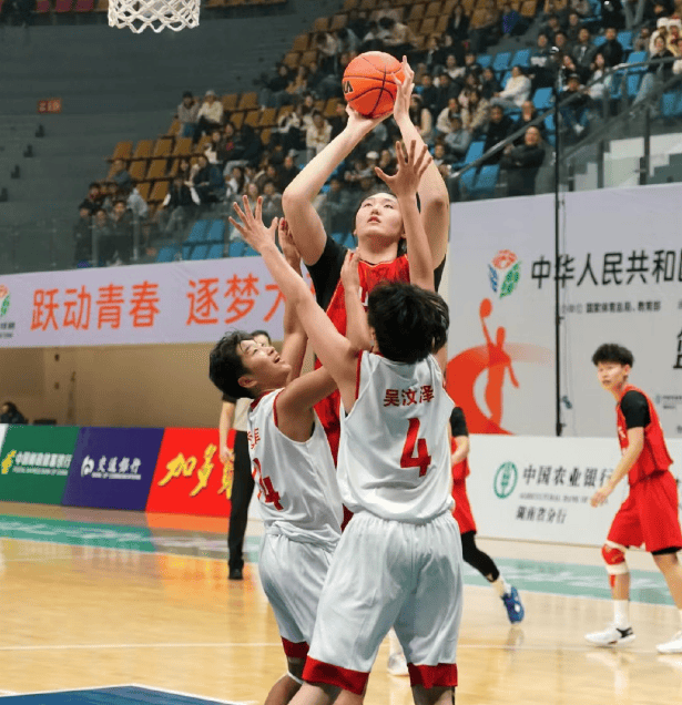 两战28投全中！中国女篮2米23王牌创神迹：17岁女姚明无解再冲冠
