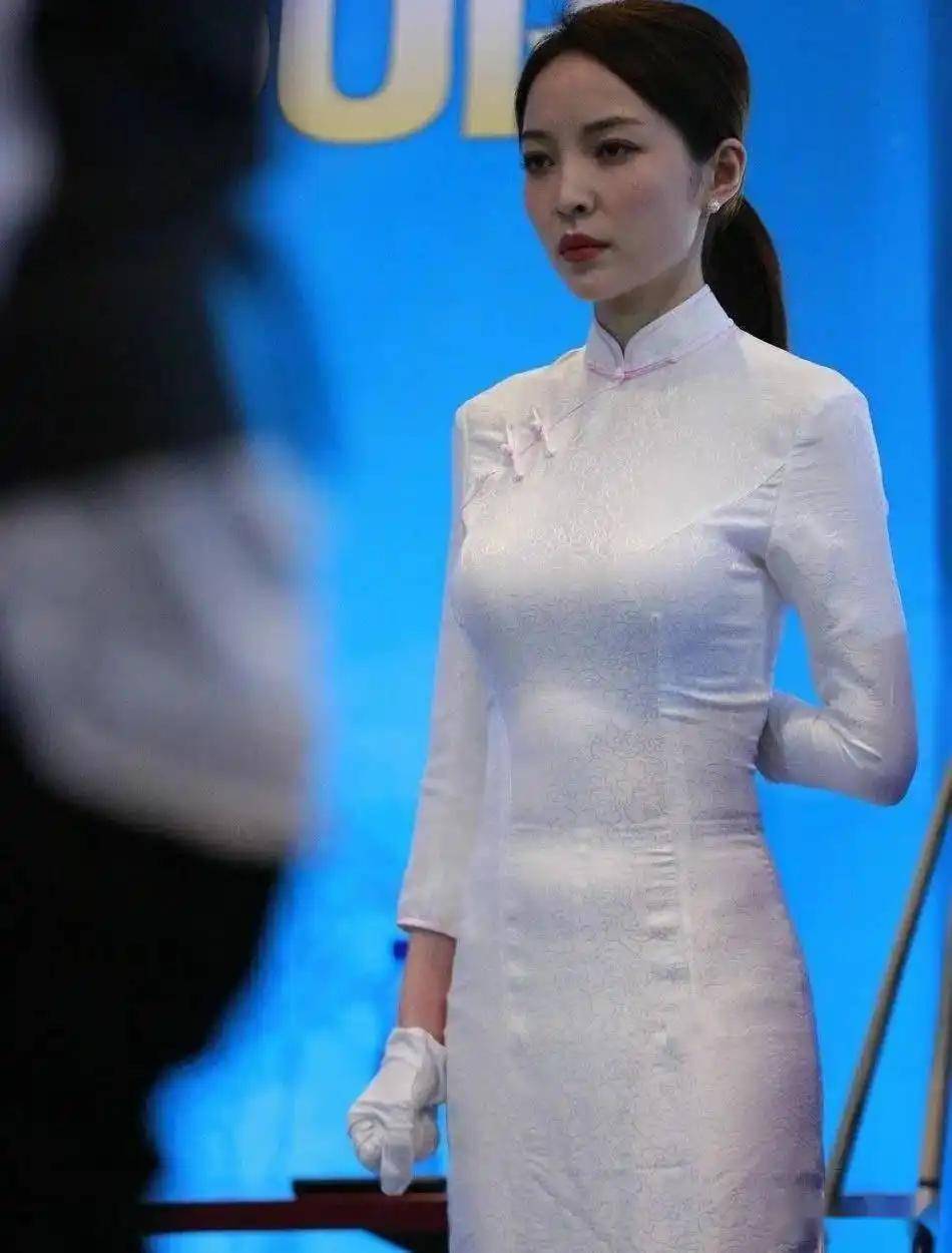 31岁的王钟瑶,身材饱满迷人,润到令人难以抗拒!_台球_比赛_裁判
