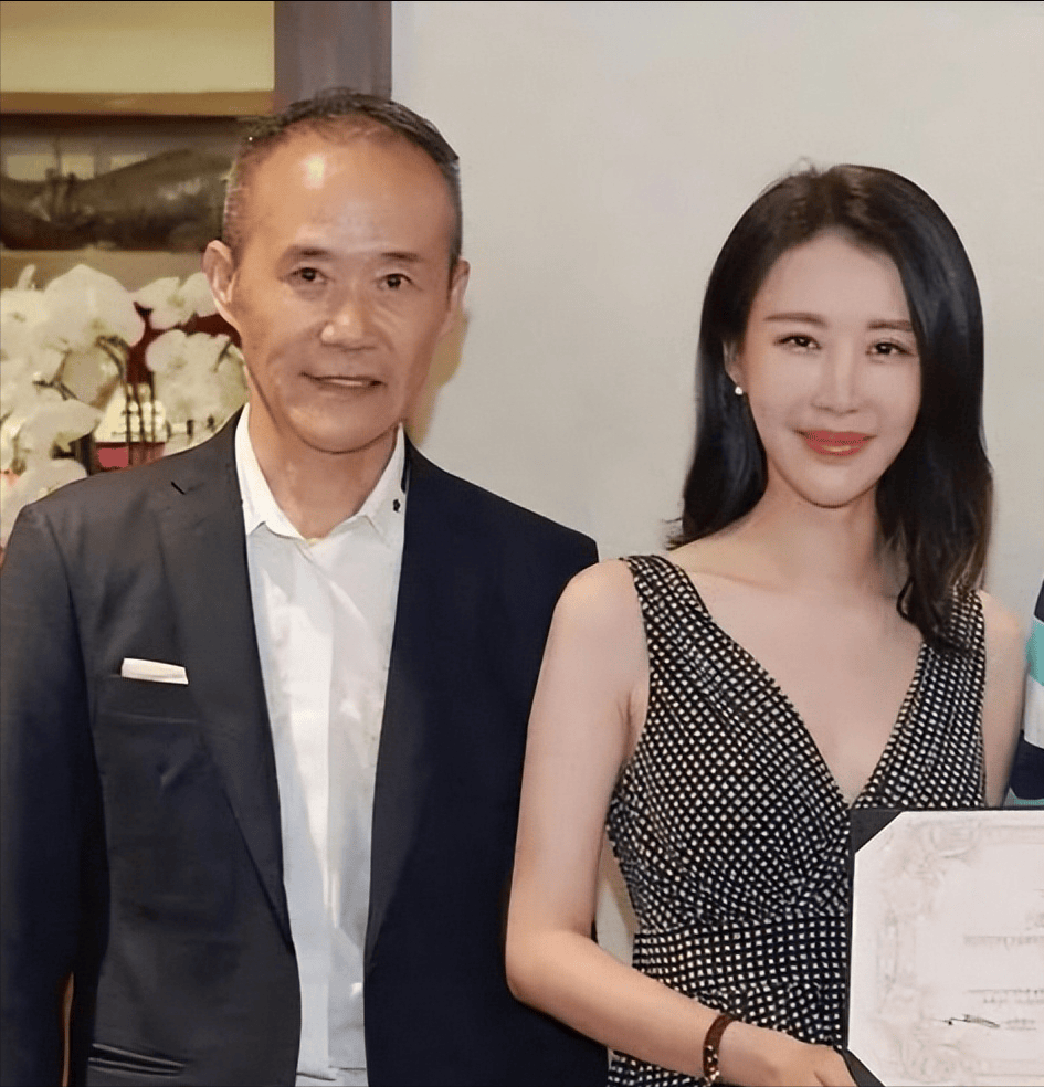 万科创始人王石满头白发,妻子田朴珺仍风韵犹存,和4岁女儿互动超有爱