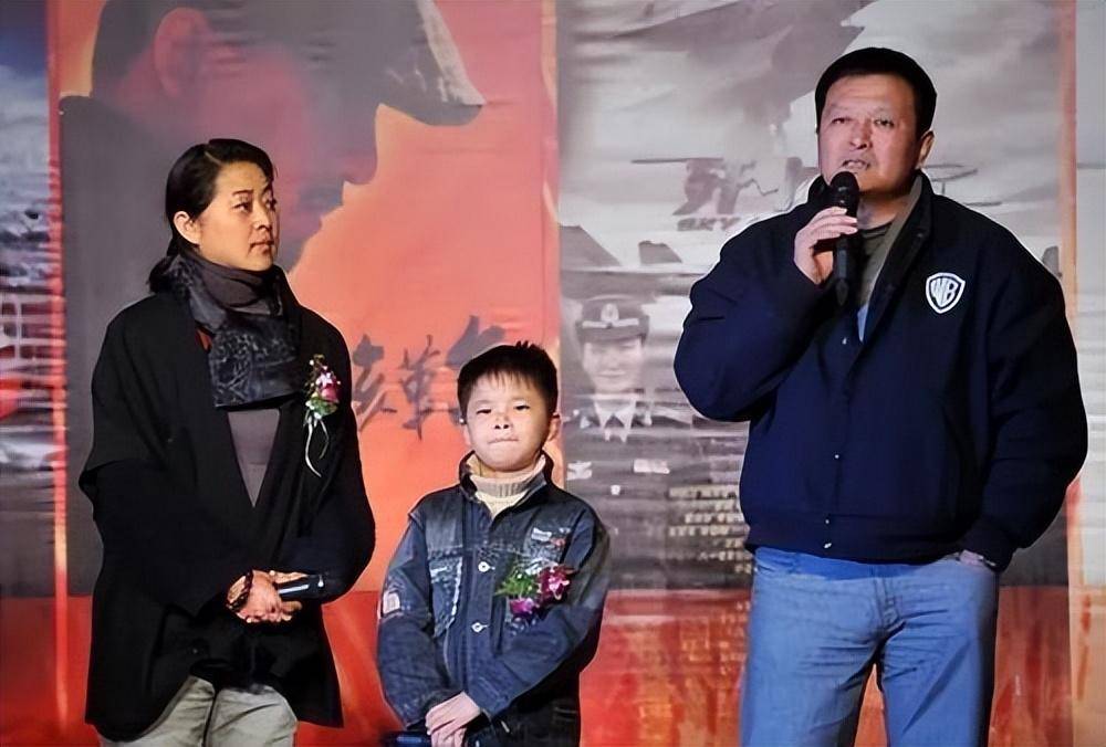 "平民导演"杨亚洲:离异后迎娶倪萍,偏爱继子亲生儿子嫉妒吗?