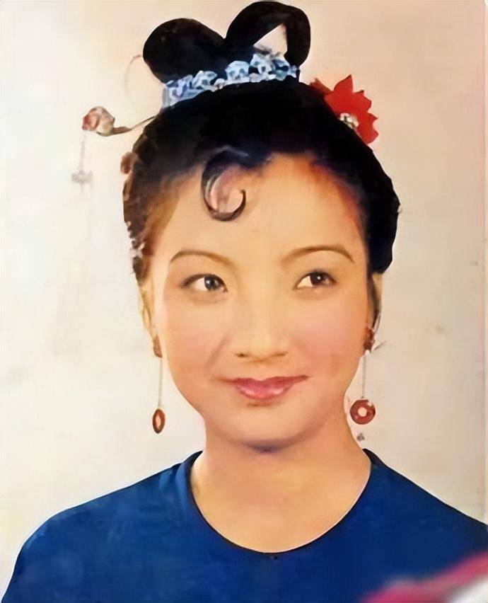 原化妆师换掉了,看这满头的小红花和啾啾,真丑_杨树云_造型_王熙凤