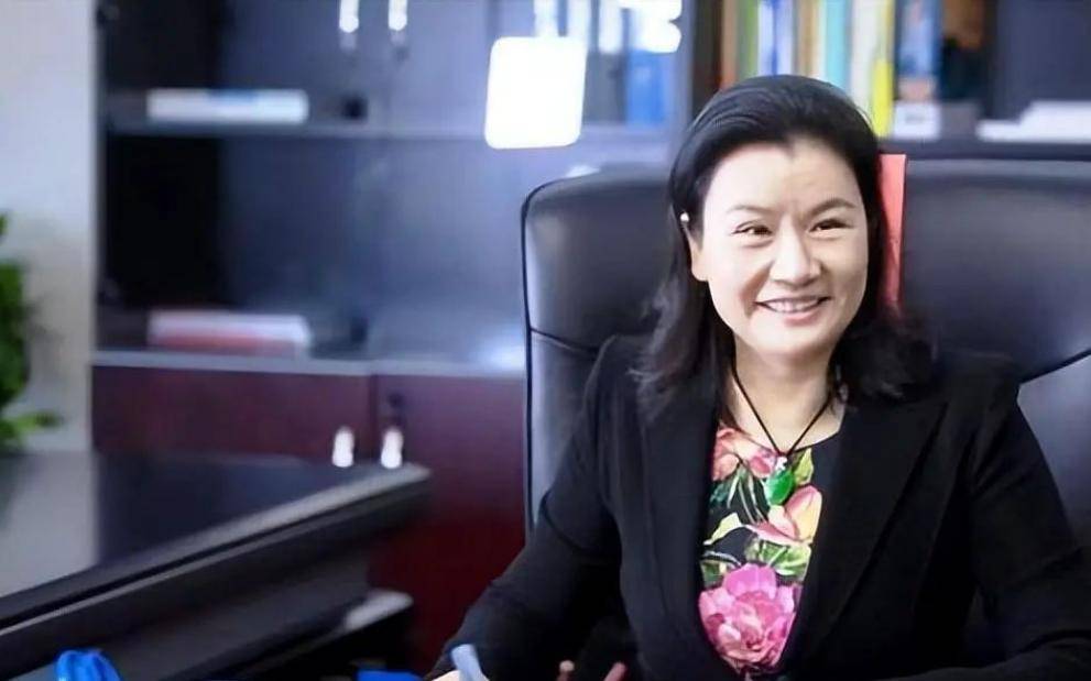 从初中辍学打工妹,到500亿身家女首富,她只比工友多做了一件事_周群飞