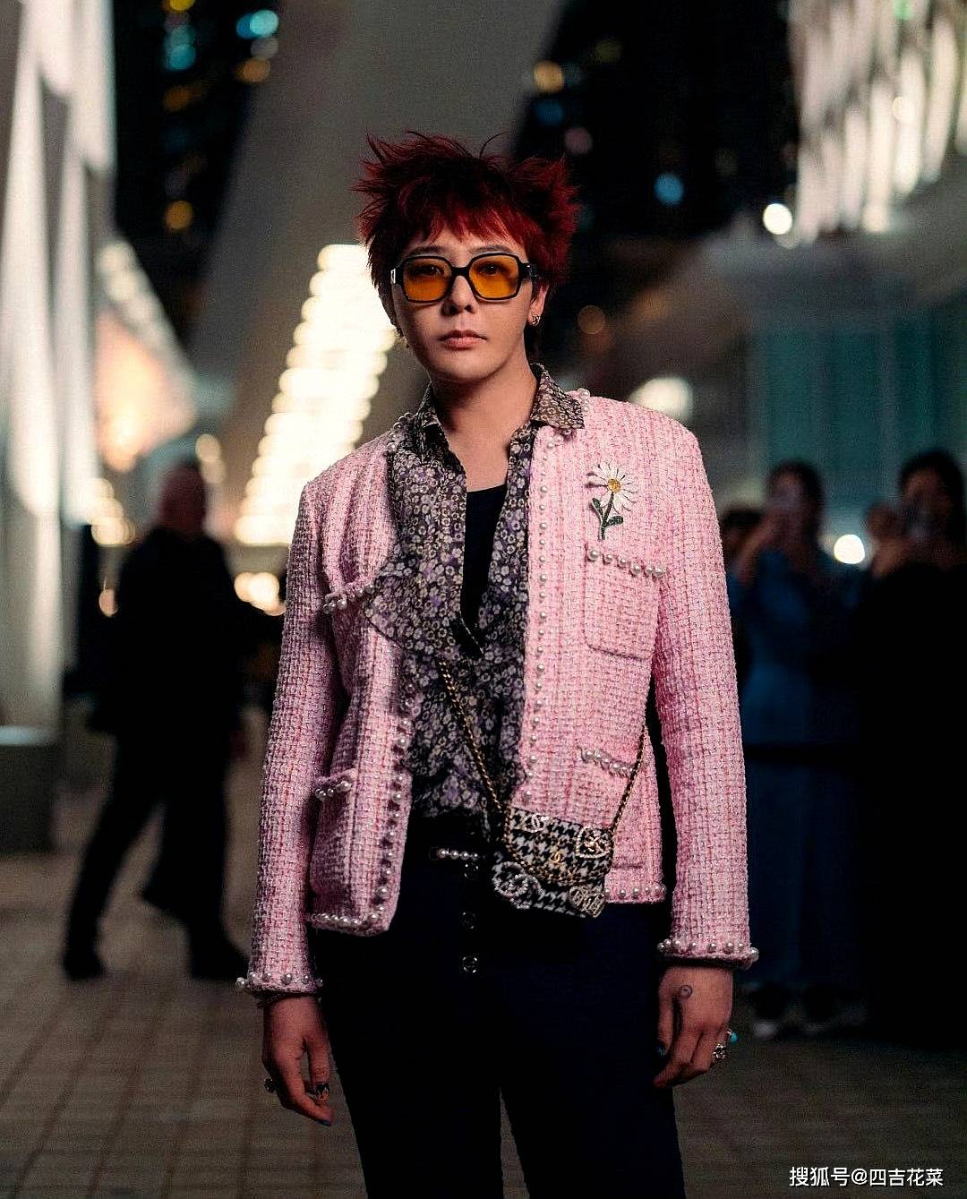 权志龙的时尚经:棒球帽配小丝巾,别忘记听"趴窝"