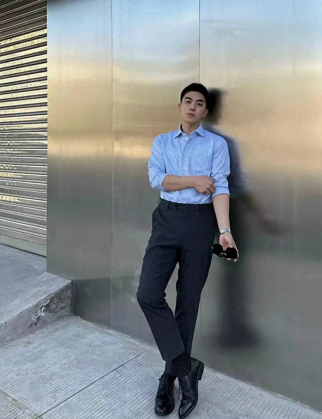 帅气正装男神的惊艳亮相:一次难以忘怀的惊艳邂逅