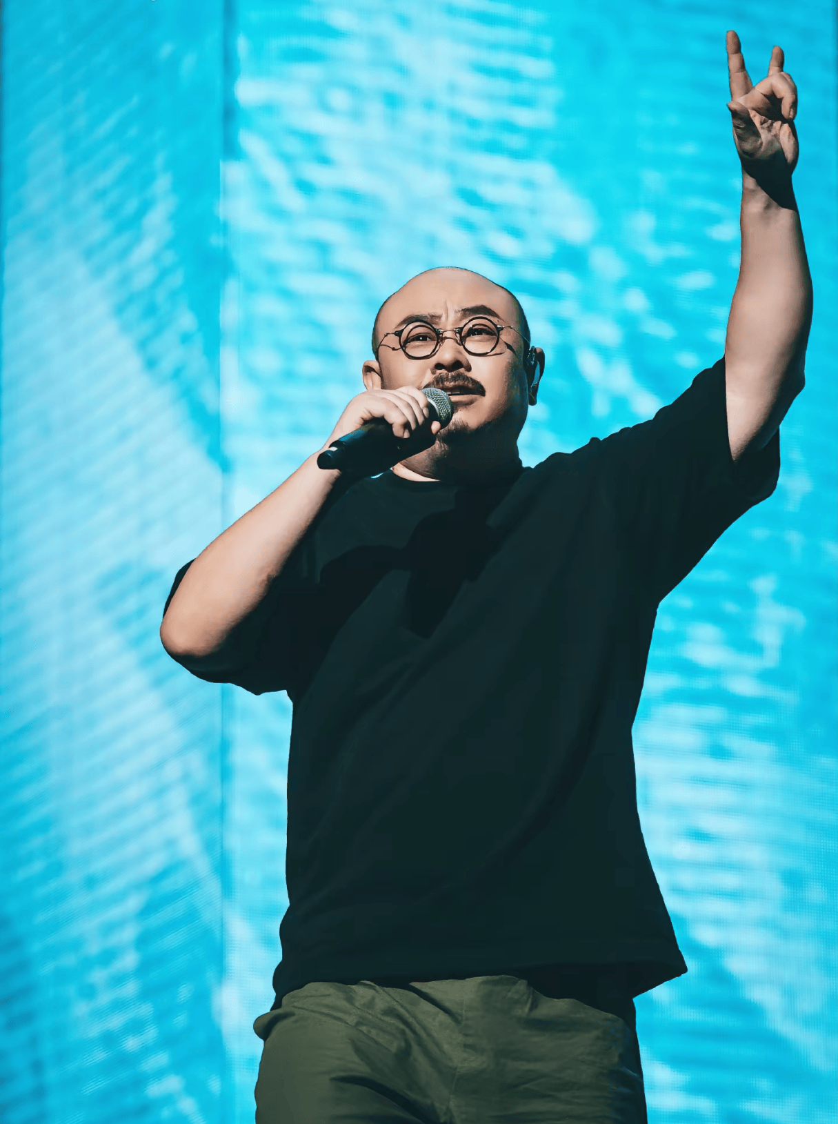 揭开了53岁刀郎真实现状远离造神陷阱官媒发文辟谣了