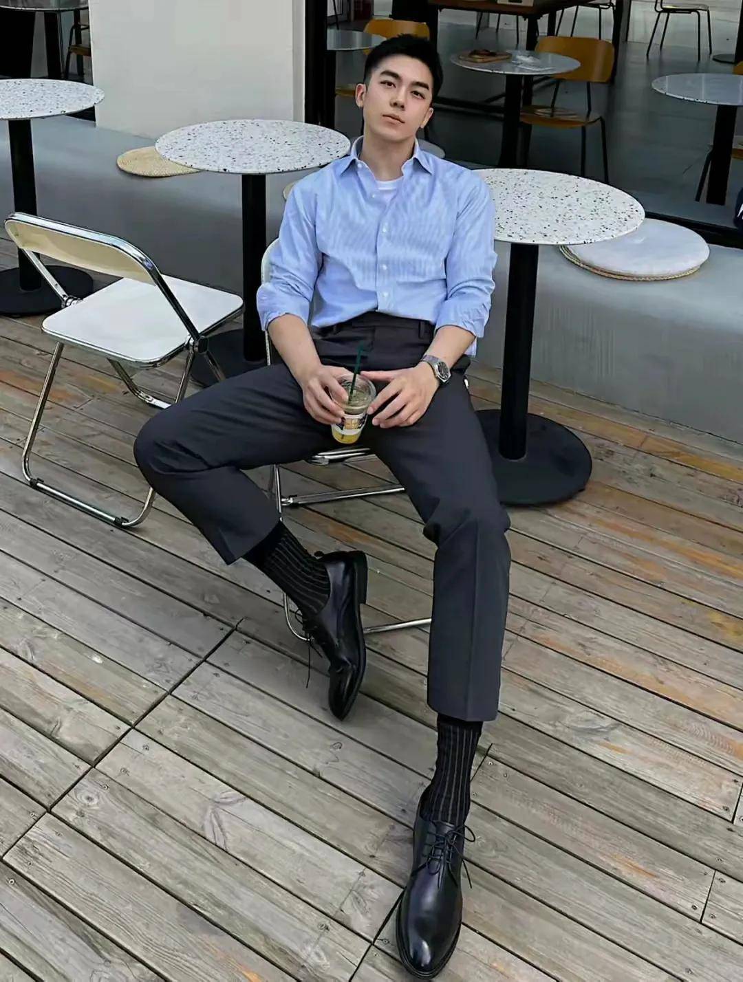 帅气正装男神的惊艳亮相:一次难以忘怀的惊艳邂逅