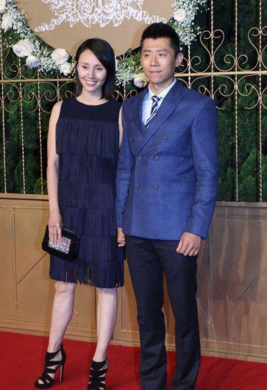 夏雨:结婚不邀请父亲,婚后与母亲明算账,妻子袁泉为他感到心疼