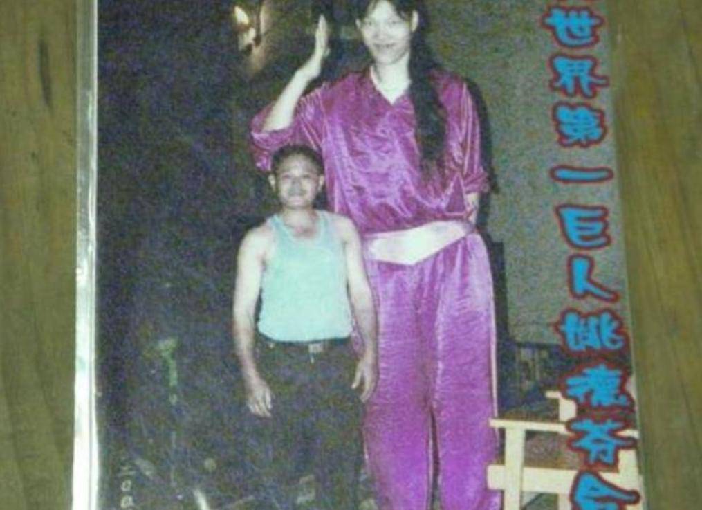 世界第一女巨人:比姚明高14cm,穿78码鞋,每天吃两斤米