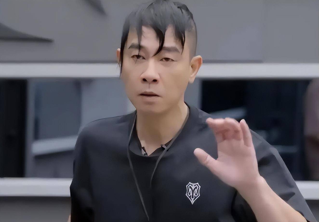 陈小春的尴尬折射多少演员的无奈:当时代抛弃你时 连招呼都不会打