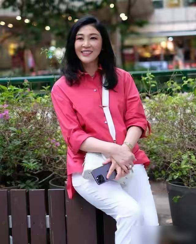 看了55岁英拉的穿搭,我发现:女人还是胖点穿衣才丰腴得体显贵气