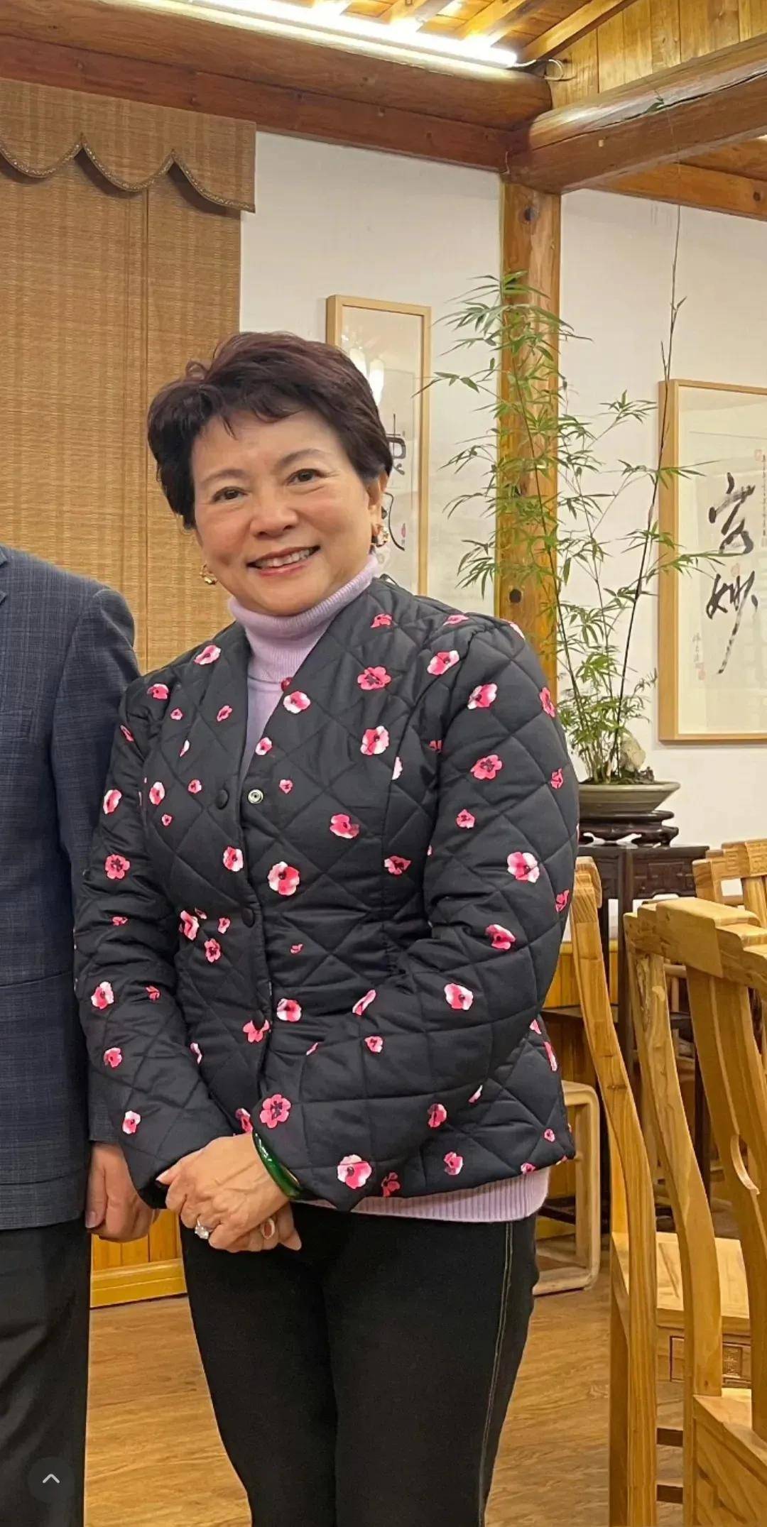 洪学敏参观博物馆被拍,66岁还那么漂亮,不整容自然老气质高雅!