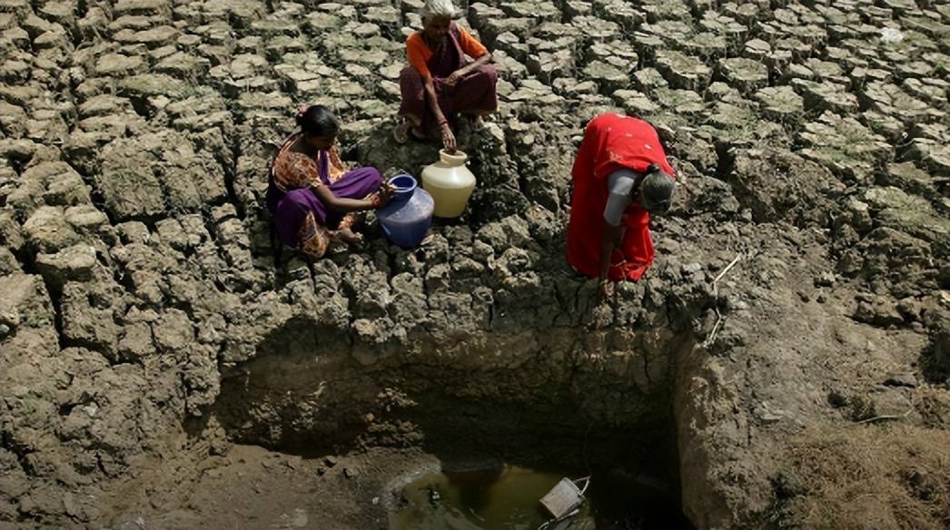 印度卑微低下的"水妻"!丈夫当妻子"水龙头",为取水不择手段