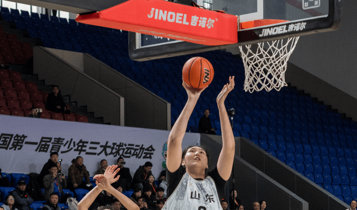 轰44+13无解！中国女篮2米23天才进决赛：17岁女版姚明引央视解说大赞