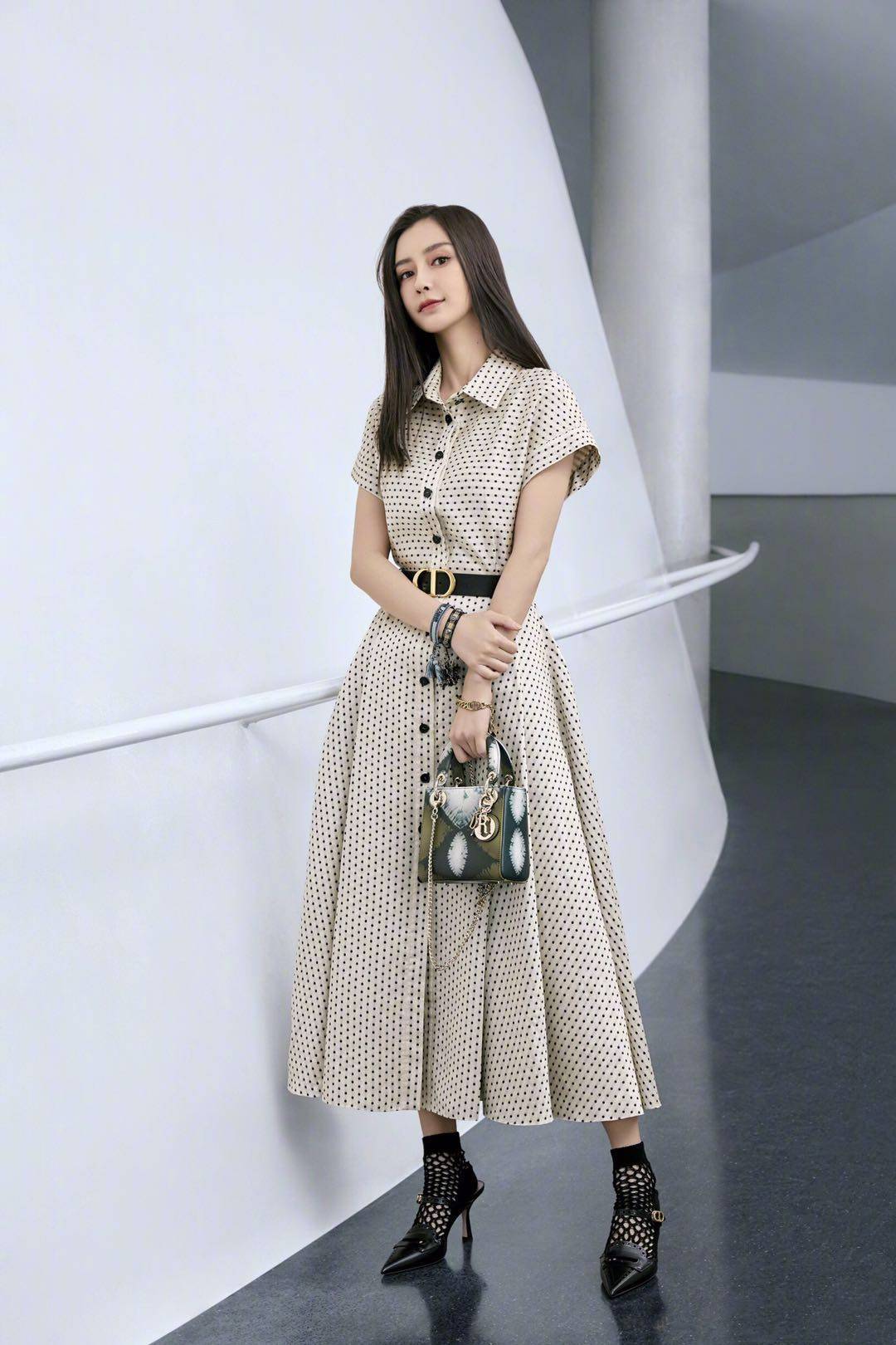 离婚后杨颖变的更丰满,穿抹胸裙一改往日清纯,前凸后翘很性感!