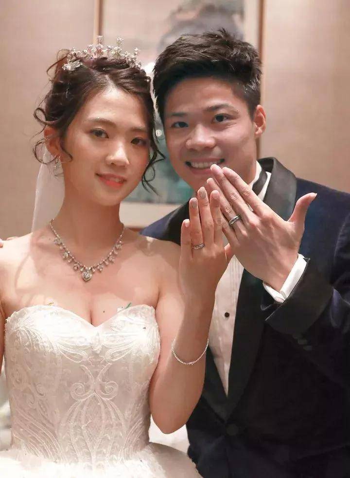 苏炳添与妻子年轻时的照片,二人青梅竹马从初中至今,属实可贵 ​