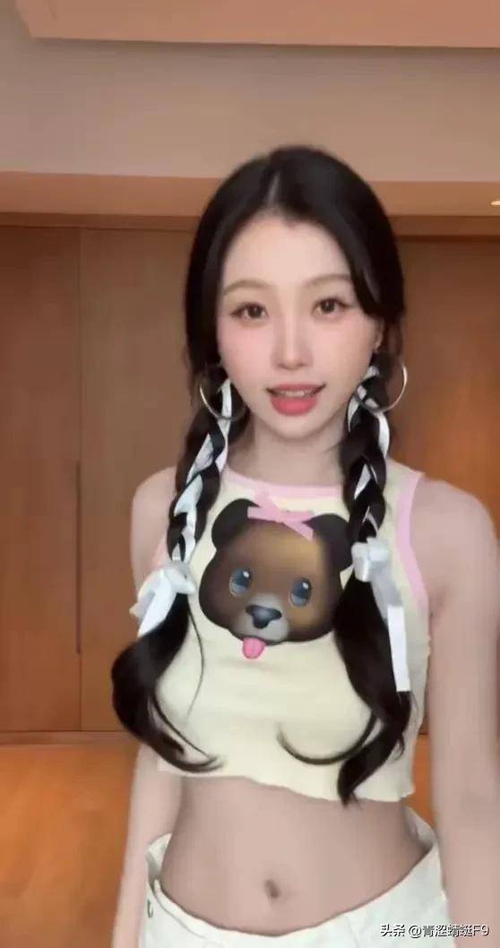 虞书欣晒跳舞视频,穿露腰背心秀身材,胸前小奶狗头像好抢镜