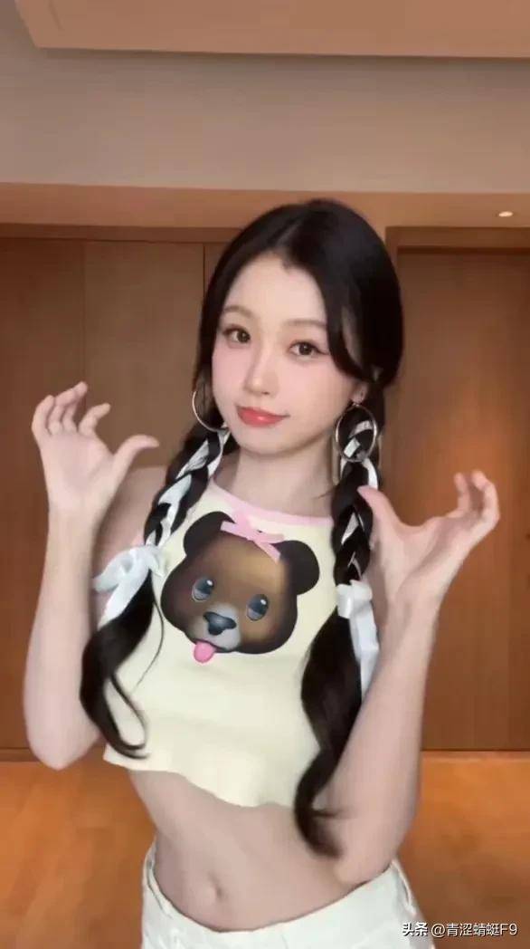 虞书欣晒跳舞视频,穿露腰背心秀身材,胸前小奶狗头像好抢镜