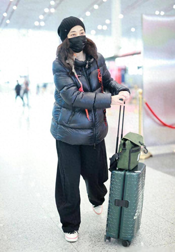 梅婷穿厚冬装走机场,黑色棉服搭配阔腿裤,保暖又接地气