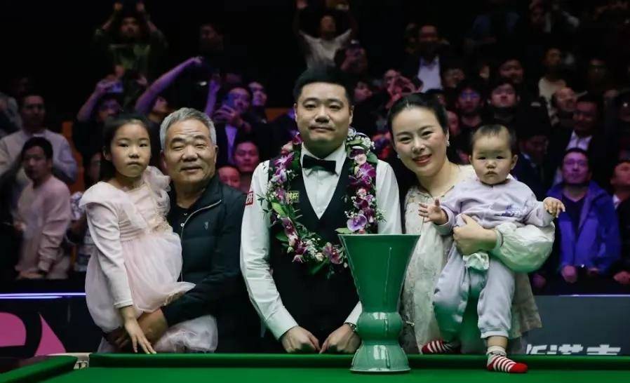 丁俊晖再夺冠,妻子张元元喜极而泣,颁奖台上老小齐上阵_斯诺克_中国_王者