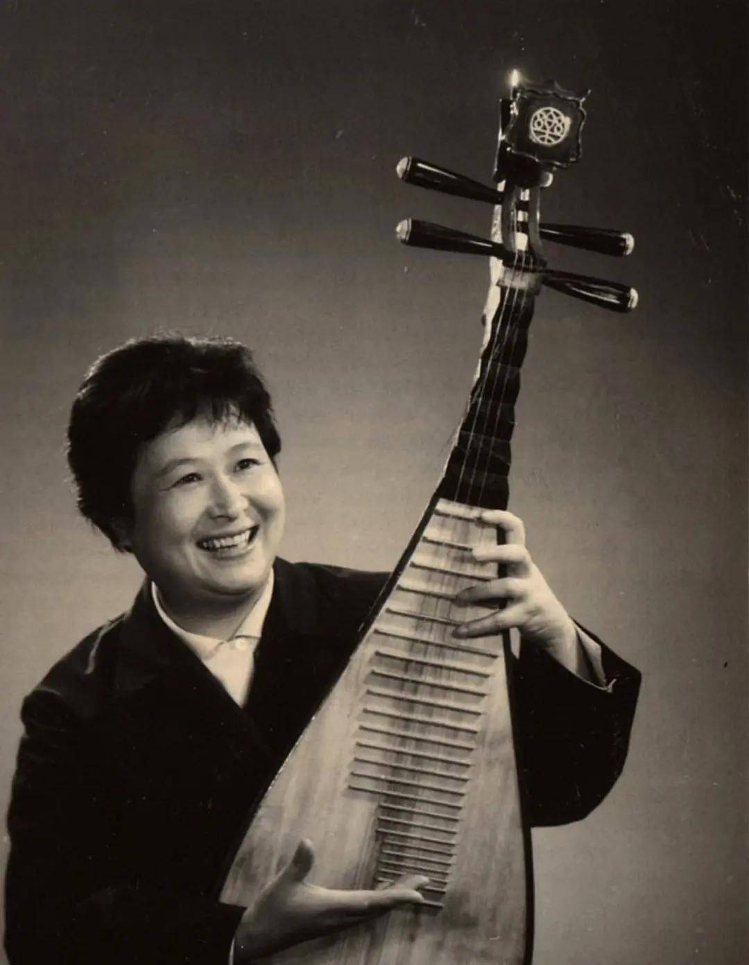 蒋云仙博采众长的她将电影话剧中的角色表演巧妙地移植到评弹中,她